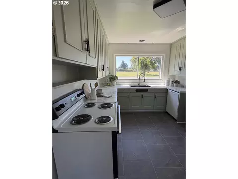 Kitchen - 775 Howard Ave, Eugene, OR 97404 photo 3 of 3