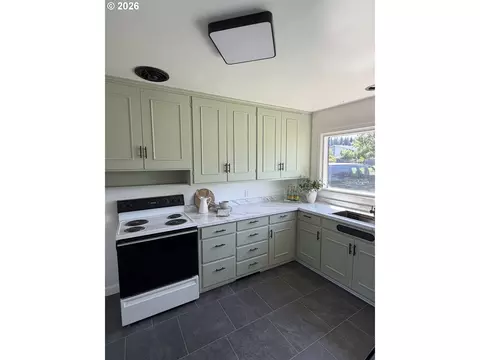 Kitchen - 775 Howard Ave, Eugene, OR 97404 photo 2 of 3