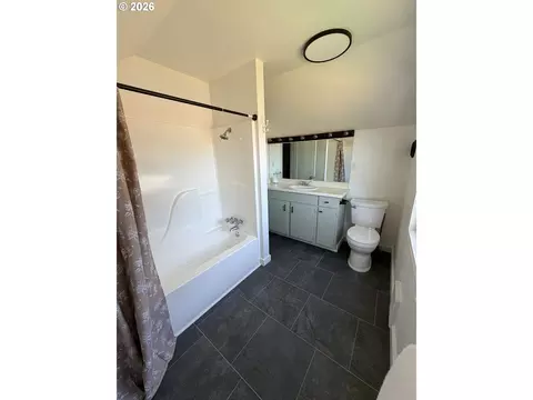 Bath - 775 Howard Ave, Eugene, OR 97404 photo 2 of 3