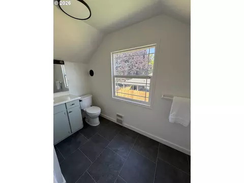 Bath - 775 Howard Ave, Eugene, OR 97404 photo 3 of 3
