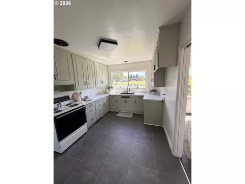 Kitchen - 775 Howard Ave, Eugene, OR 97404 photo 1 of 3