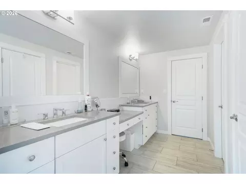Bath - 862 Tyson Ln, Eugene, OR 97404 photo 3 of 7