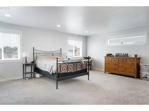 Bedroom - 862 Tyson Ln, Eugene, OR 97404 photo 1 of 10