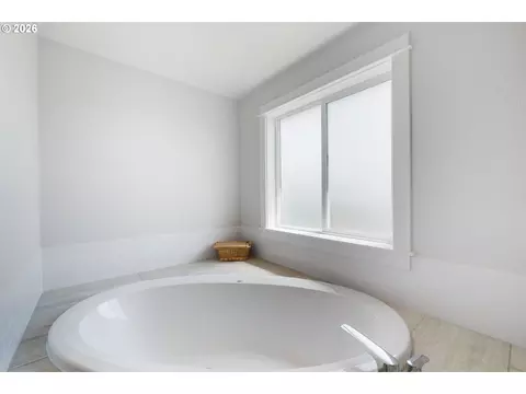 Bath - 862 Tyson Ln, Eugene, OR 97404 photo 5 of 7