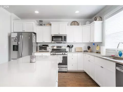 Kitchen - 862 Tyson Ln, Eugene, OR 97404 photo 2 of 4