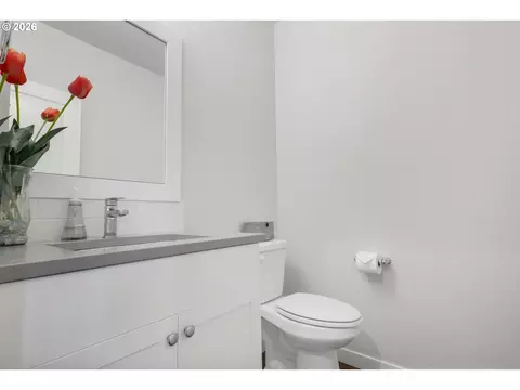 Bath - 862 Tyson Ln, Eugene, OR 97404 photo 1 of 7