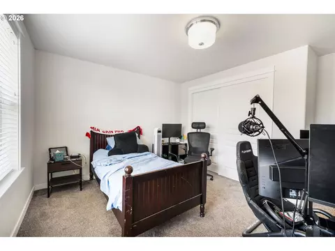 Bedroom - 862 Tyson Ln, Eugene, OR 97404 photo 10 of 10