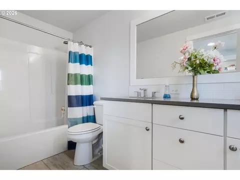 Bath - 862 Tyson Ln, Eugene, OR 97404 photo 6 of 7