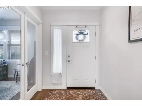 Entry Way - 862 Tyson Ln, Eugene, OR 97404 photo 4 of 10