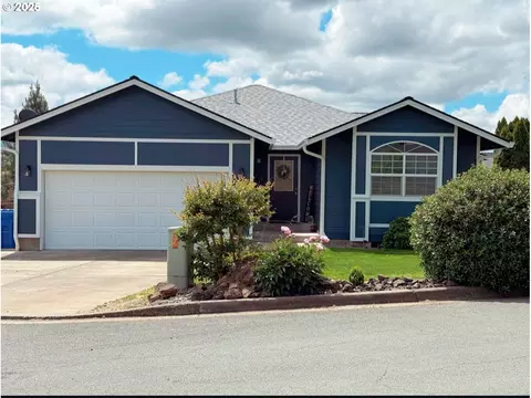 224 Summerwood St, Roseburg, OR 97471