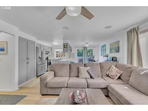 Living - 632 SW Willowbrook Ave, Gresham, OR 97080 photo 2 of 2