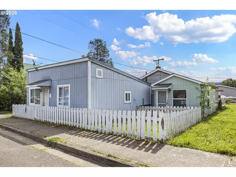 215 E 2nd Ave, Riddle, OR 97469