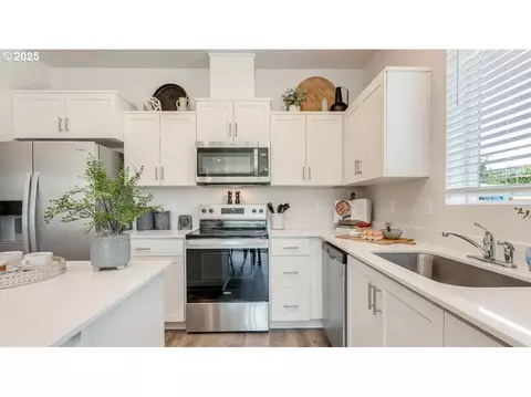 Kitchen - 3416 SW Royal Ave, Gresham, OR 97080 photo 3 of 4