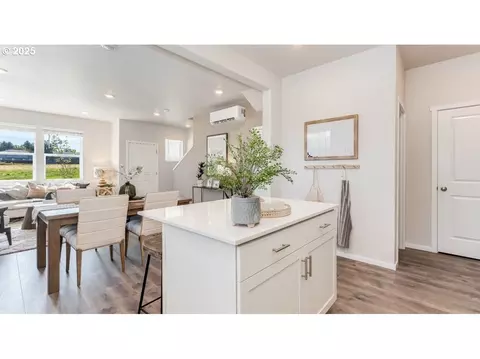 Entry Way - 3416 SW Royal Ave, Gresham, OR 97080 photo 1 of 2