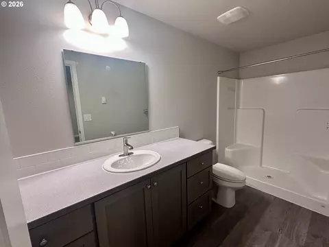 Bath - 374 Nursery Ct, Eugene, OR 97402 photo 2 of 2