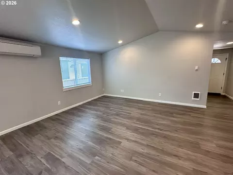 Living - 374 Nursery Ct, Eugene, OR 97402 photo 2 of 5