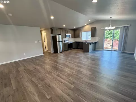 Living - 374 Nursery Ct, Eugene, OR 97402 photo 5 of 5