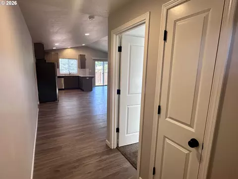 Entry Way - 374 Nursery Ct, Eugene, OR 97402 photo 1 of 3