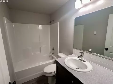 Bath - 374 Nursery Ct, Eugene, OR 97402 photo 1 of 2