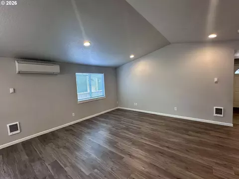 Living - 374 Nursery Ct, Eugene, OR 97402 photo 3 of 5