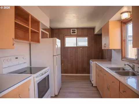 Kitchen - 905 Chenoweth Loop, The Dalles, OR 97058 photo 1 of 2