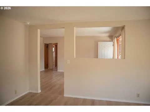 Living - 905 Chenoweth Loop, The Dalles, OR 97058 photo 6 of 7