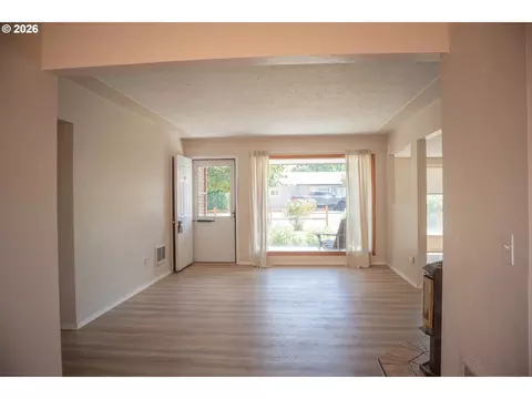 Living - 905 Chenoweth Loop, The Dalles, OR 97058 photo 2 of 7