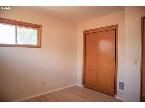 Bedroom - 905 Chenoweth Loop, The Dalles, OR 97058 photo 2 of 5