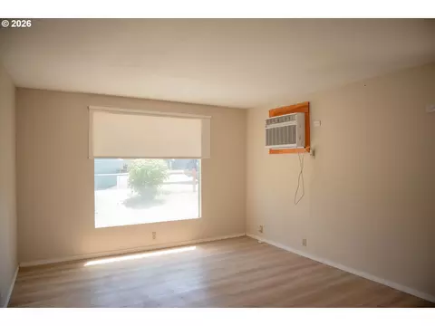 Living - 905 Chenoweth Loop, The Dalles, OR 97058 photo 3 of 7