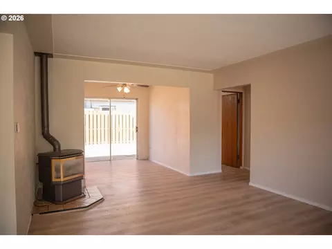 Living - 905 Chenoweth Loop, The Dalles, OR 97058 photo 1 of 7