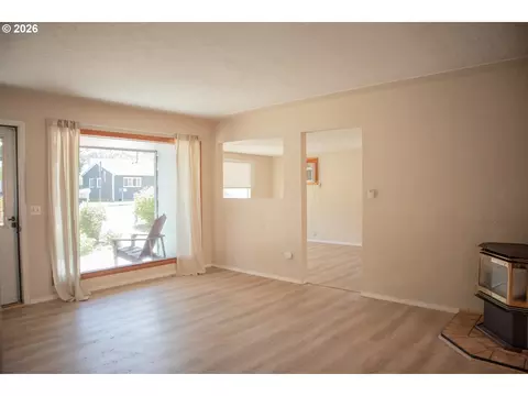 Living - 905 Chenoweth Loop, The Dalles, OR 97058 photo 4 of 7