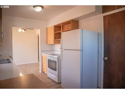 Kitchen - 905 Chenoweth Loop, The Dalles, OR 97058 photo 2 of 2