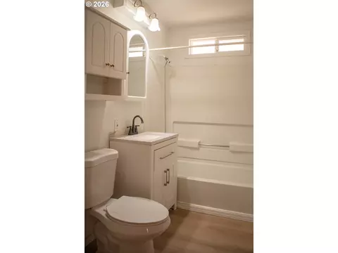 Bath - 905 Chenoweth Loop, The Dalles, OR 97058 photo 1 of 2