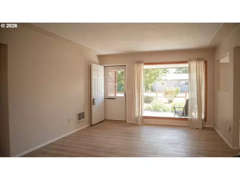 Living - 905 Chenoweth Loop, The Dalles, OR 97058 photo 5 of 7