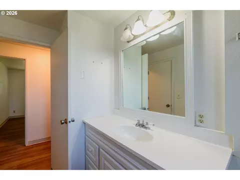 Bath - 165 E Rosewood Ave, Eugene, OR 97404 photo 2 of 5