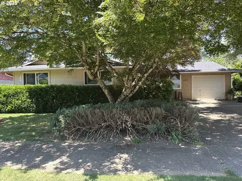 1435 E Briarcliff Ln, Eugene, OR 97401