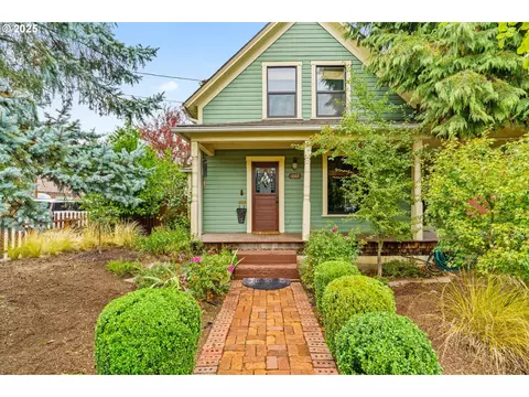 1642 W Main St, Cottage Grove, OR 97424