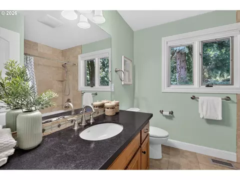 Bath - 2060 SW Butler Rd, Gresham, OR 97080 photo 5 of 6