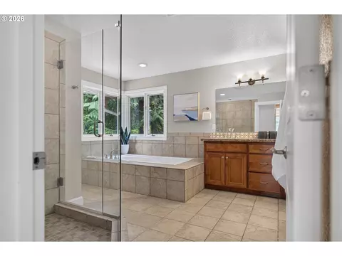 Bath - 2060 SW Butler Rd, Gresham, OR 97080 photo 2 of 6