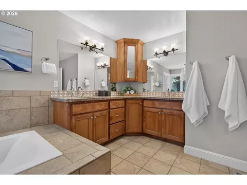 Bath - 2060 SW Butler Rd, Gresham, OR 97080 photo 3 of 6