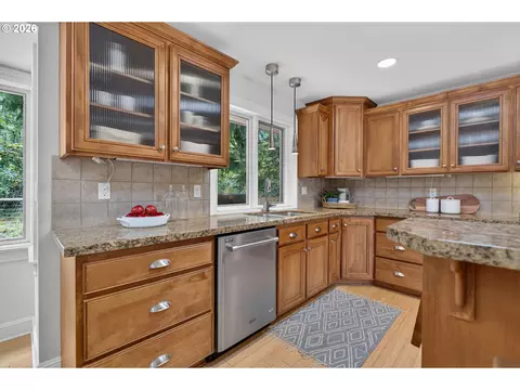 Kitchen - 2060 SW Butler Rd, Gresham, OR 97080 photo 3 of 4