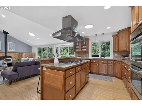 Kitchen - 2060 SW Butler Rd, Gresham, OR 97080 photo 4 of 4