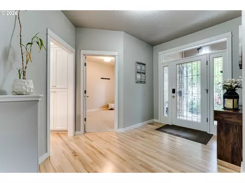 Entry Way - 3320 Saint Thomas St, Eugene, OR 97408 photo 3 of 4