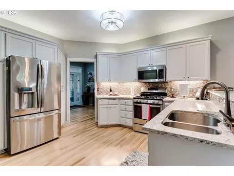 Kitchen - 3320 Saint Thomas St, Eugene, OR 97408 photo 3 of 7