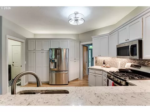 Kitchen - 3320 Saint Thomas St, Eugene, OR 97408 photo 6 of 7
