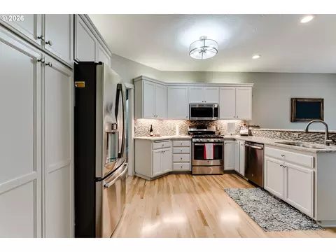 Kitchen - 3320 Saint Thomas St, Eugene, OR 97408 photo 4 of 7