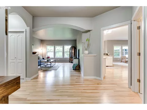 Entry Way - 3320 Saint Thomas St, Eugene, OR 97408 photo 2 of 4