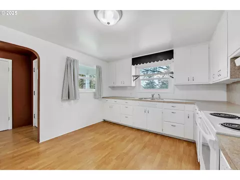 26900 Crow Rd, Eugene, OR 97402 photo 17