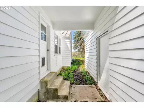 26900 Crow Rd, Eugene, OR 97402 photo 32