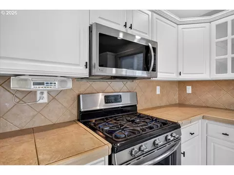 Kitchen - 881 N 28th Ave, Cornelius, OR 97113 photo 2 of 5